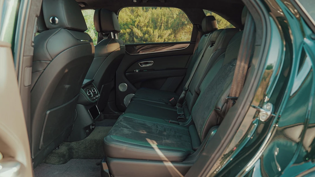 1661422-Bentley Bentayga S 2022.00_39_59_14.Still098 copy.jpg