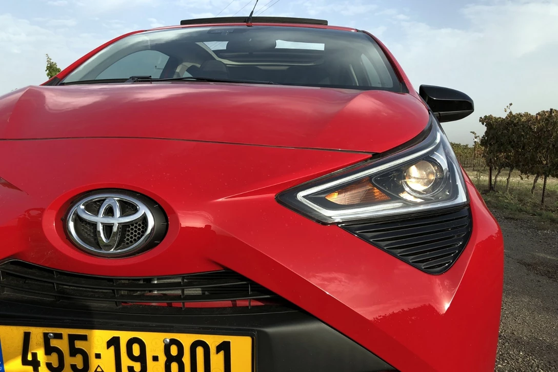 1606426-טויוטה אייגו מתיחת פנים גג נפתח (7).jpg