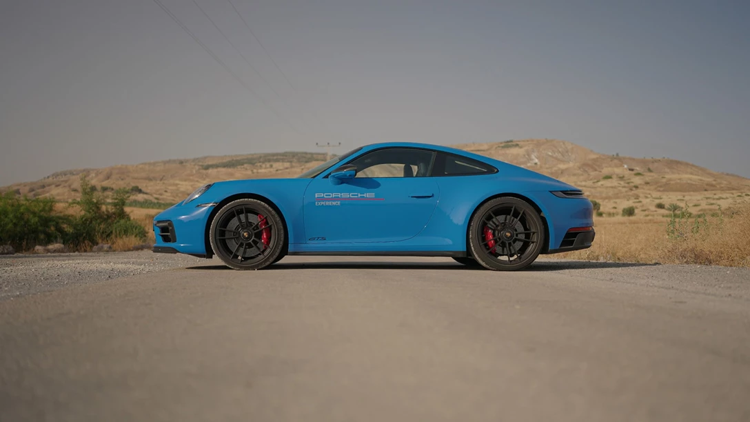 1664856-Porsche 992 GTS.02_03_47_21.Still011.jpg