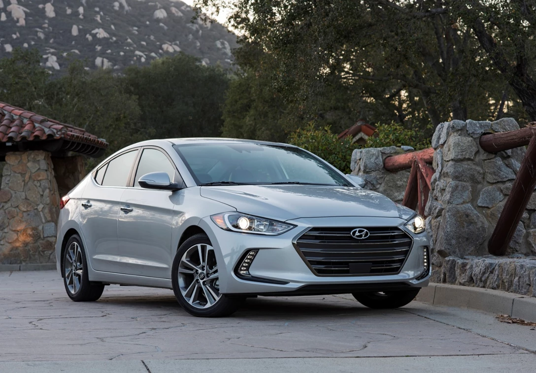 1636322-Hyundai-Elantra-2016-05.jpg