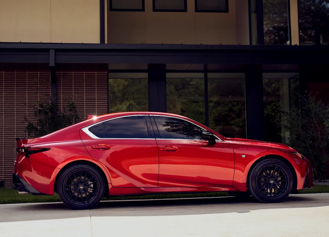 1679389-Lexus-IS-2023-03.jpg