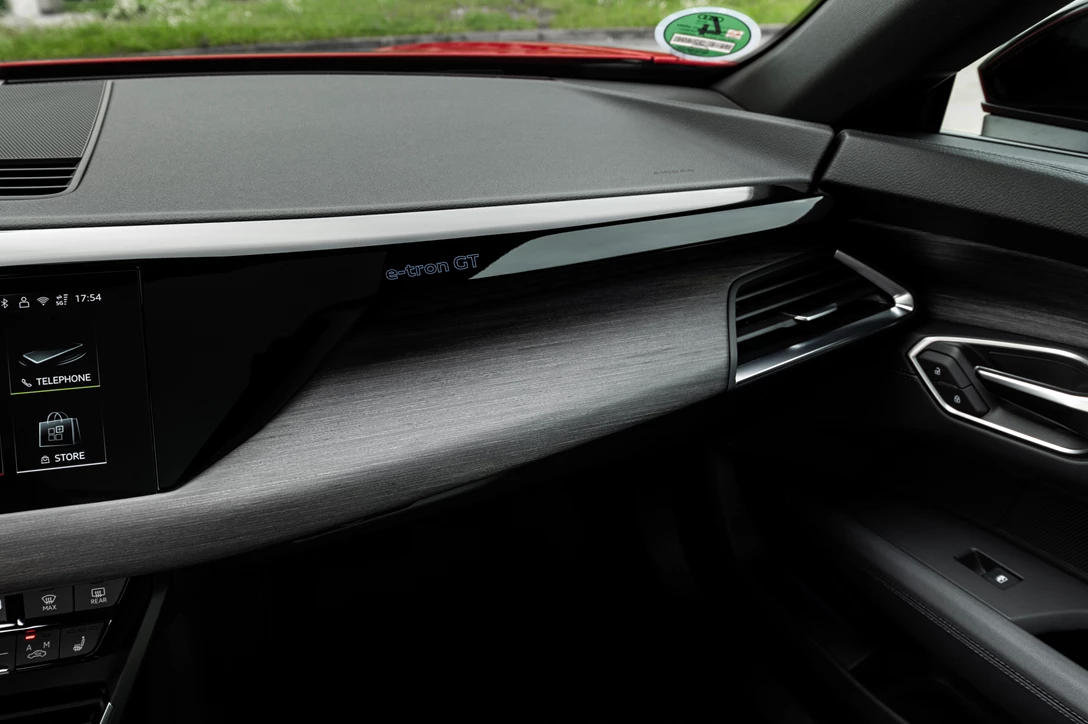 e-tronGT42.jpg