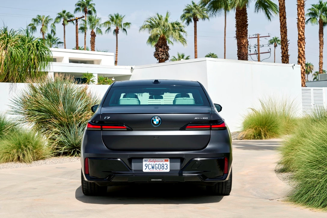 1670786-BMW i7 xDrive60 Frozen Deep Grey_034.JPG