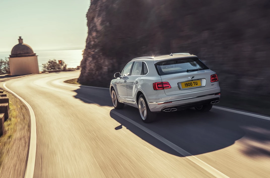 1592593-Bentley Bentayga Hybrid - 03.jpg