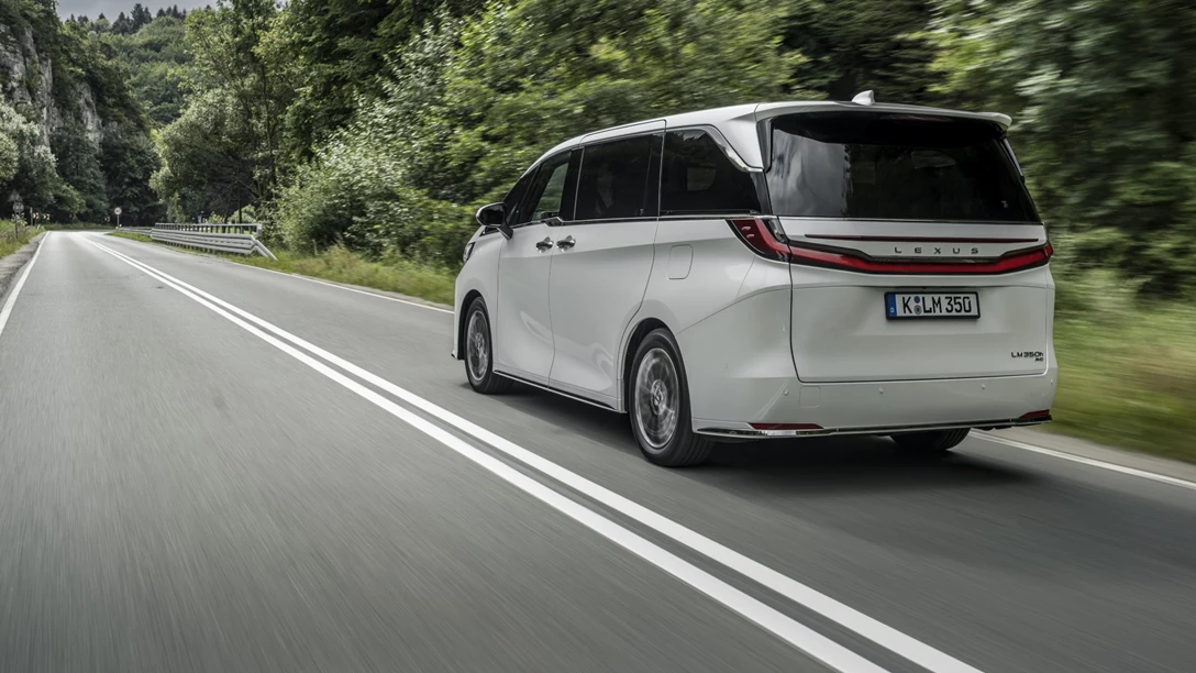 1689283-2023_LEXUS_LM_350h_7Seater_White_DPL_Dynamic_017-min.jpg