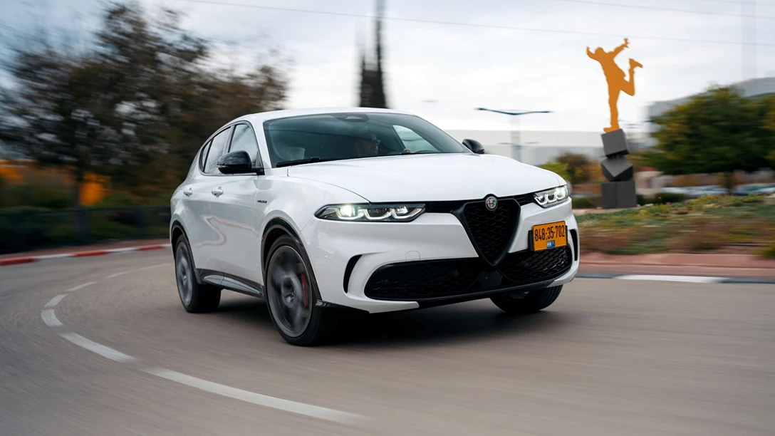 1676510-Alfa Romeo Tonale 2023.00_11_51_02.Still008 copy.jpg