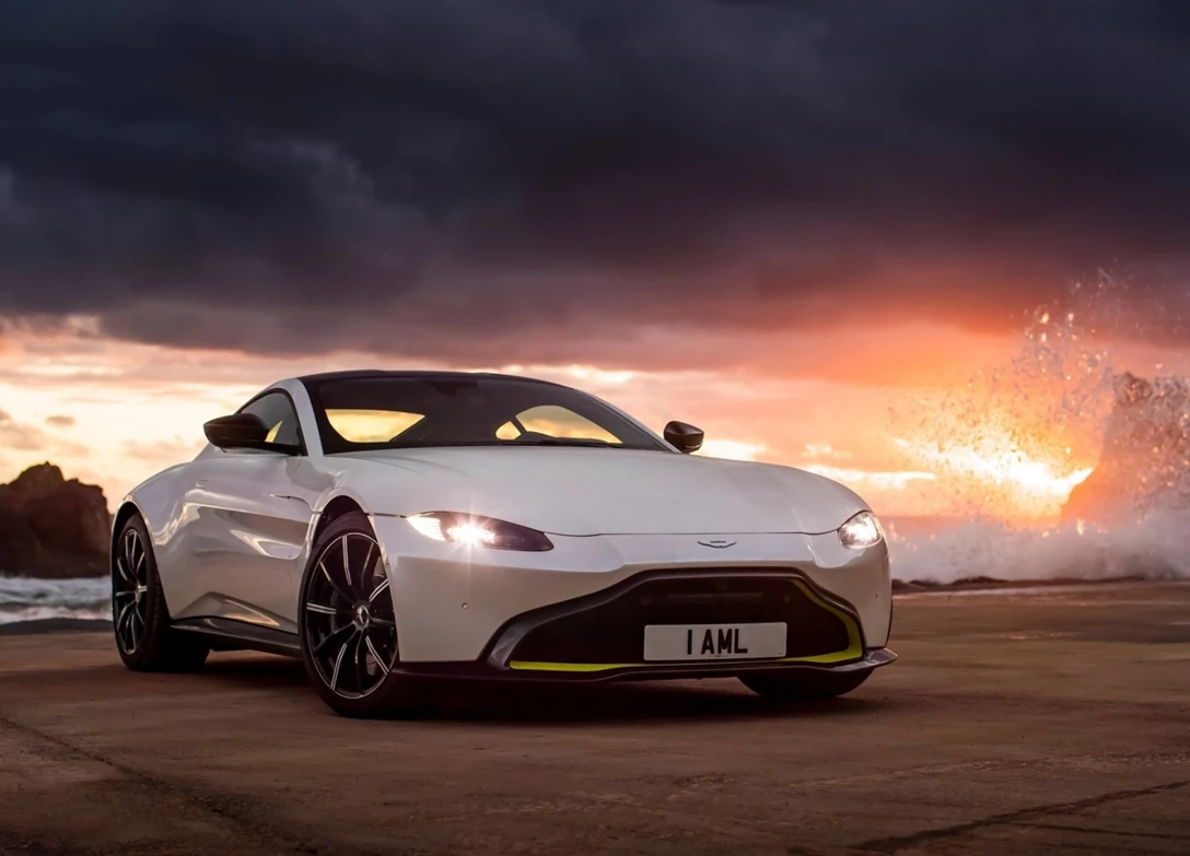 1599877-Aston_Martin-Vantage 2.jpg