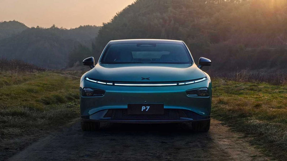 1687904-2023-xpeng-p7 (2).jpg