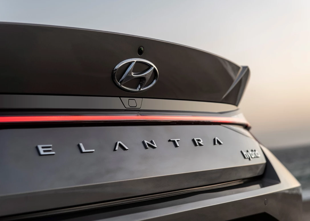 1673941-Hyundai-Elantra-Hybrid-2023-13.jpg