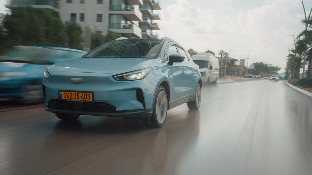 1673470-BYD ATTO 3 vs Geely Geometry C.00_19_02_09.Still020 copy.jpg