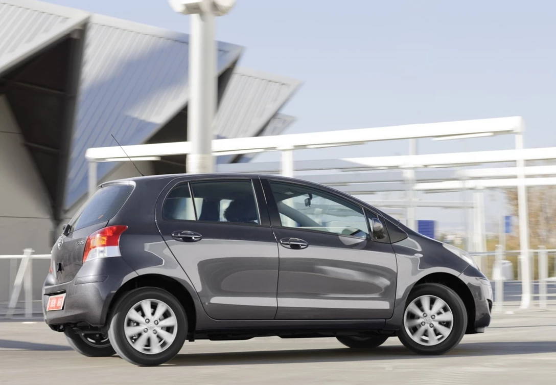 1598241-Toyota-Yaris-2009-1600-0b.jpg