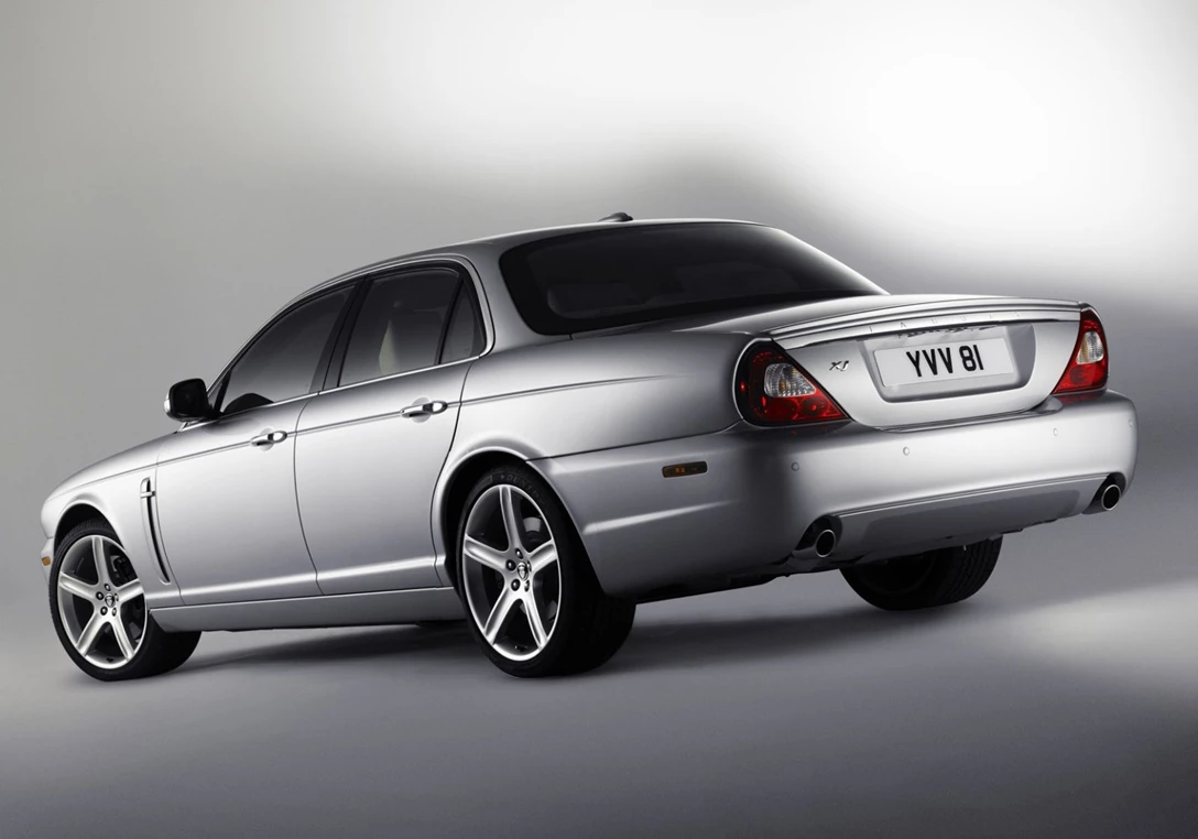 1593491-Jaguar-XJ 4.jpg