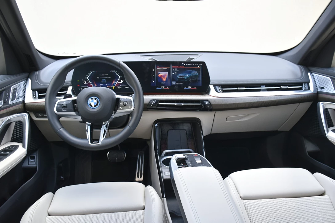 BMW IX1 סביבת נהג