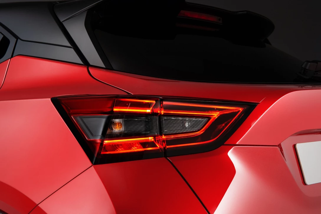 1621770-Sep. 3 - 6pm CET - New Nissan JUKE Unveil  Red Static Studio - 15.jpg