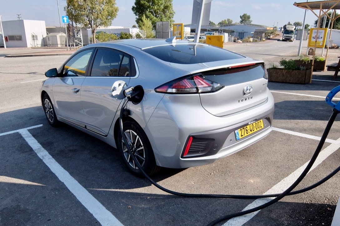 1635686-יונדאי איוניק חשמלית מתיחת פנים מבחן דרכים - 16.jpeg