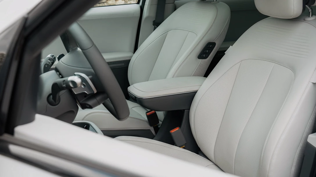 1681723-Hyundai IONIQ 5 vs Skoda Enyaq vs KIA EV6 vs TOYOTA BZ4X - 2023.00_48_06_18.Still145 copy.jpg