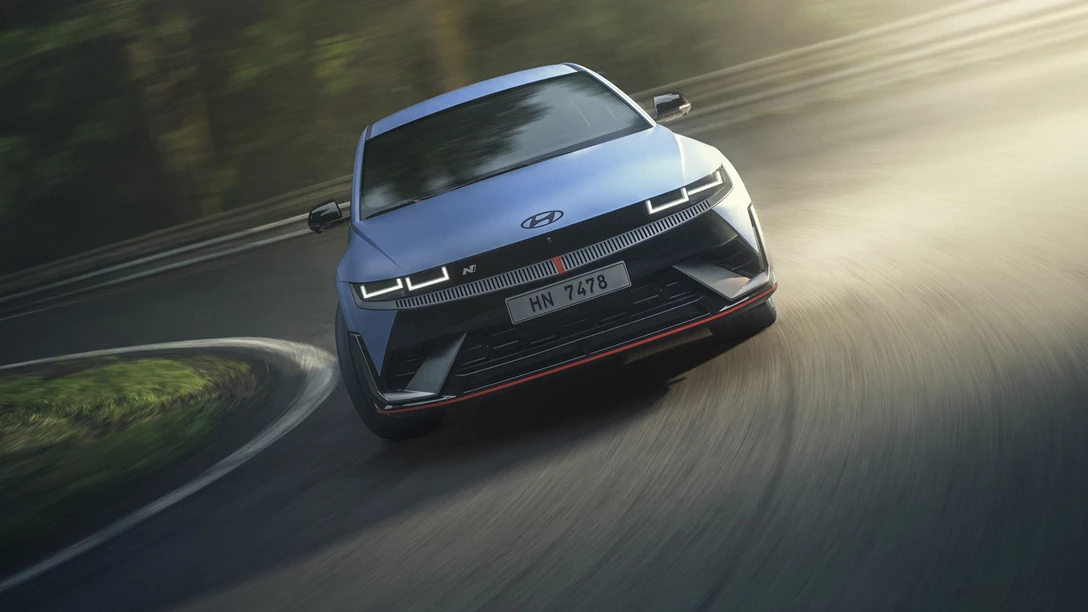 1697866-04_IONIQ5N_Exterior_Driving_Winding_Road_Front_01-min.jpg