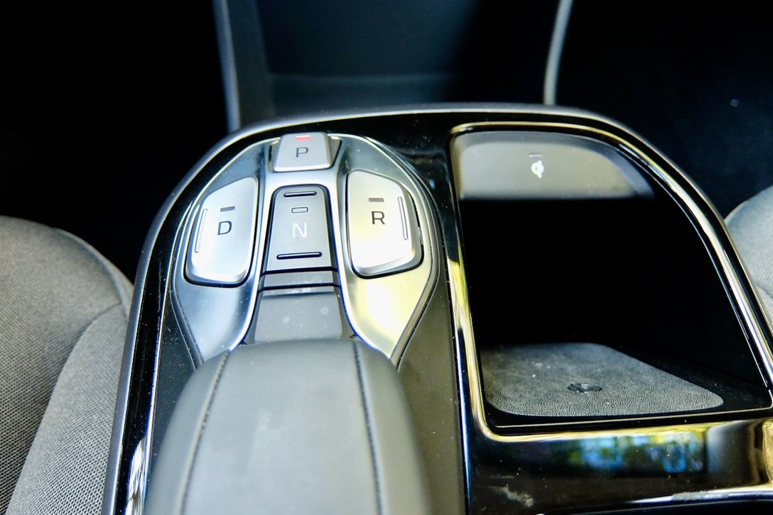 1635687-יונדאי איוניק חשמלית מתיחת פנים מבחן דרכים - 4.jpeg