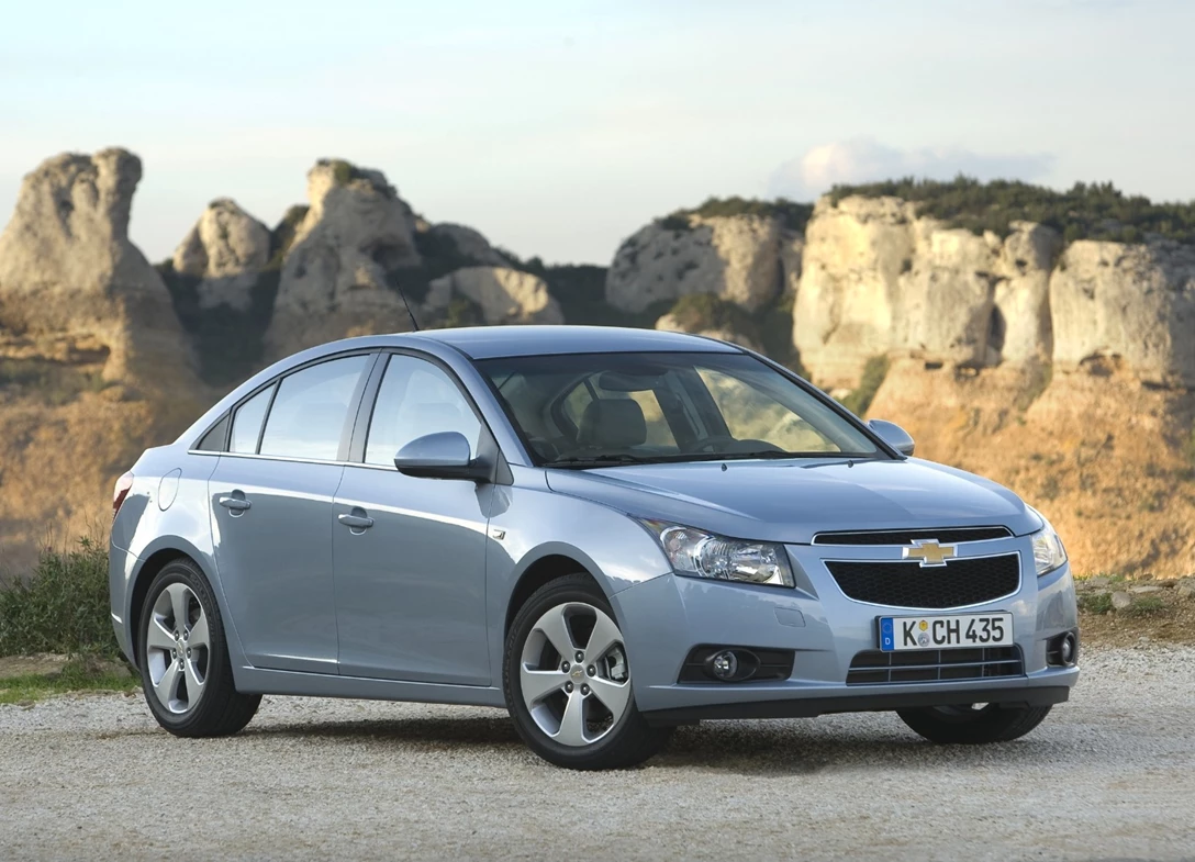 1689343-Chevrolet-Cruze-2011-01.jpg