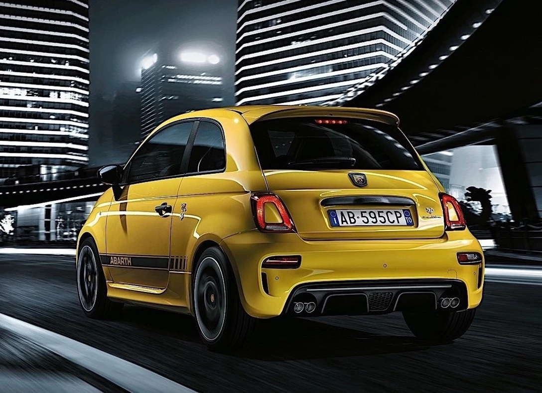 1649622-Abarth-595-2021-08.jpg