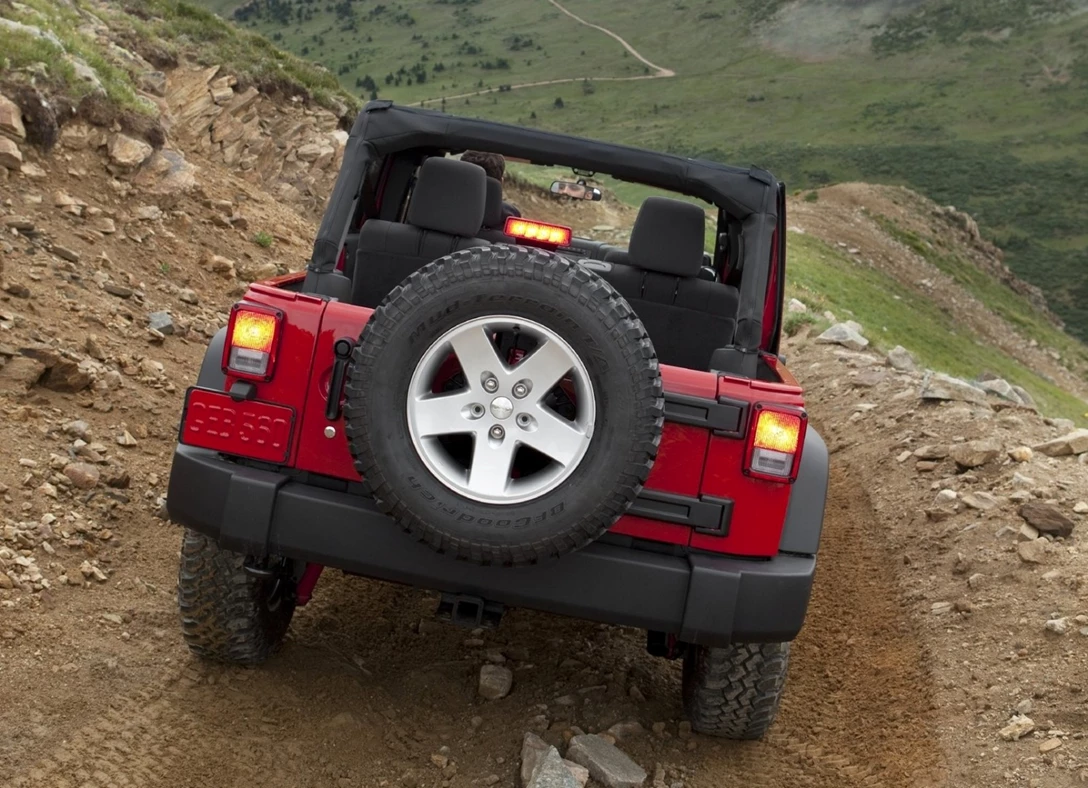 1660298-Jeep-Wrangler-2015-03.jpg