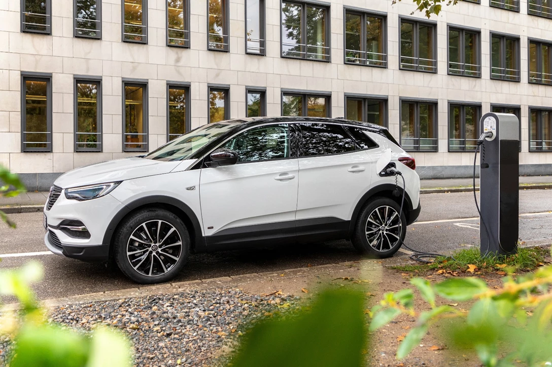 1638479-Opel-Grandland X-PHEV-01.jpg