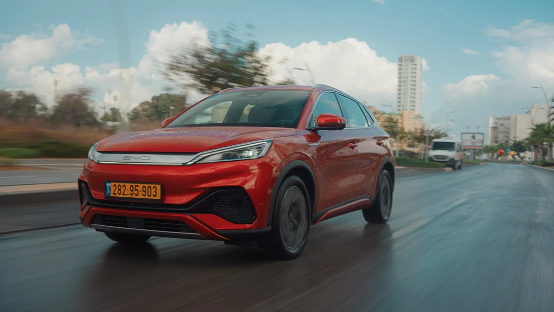 1673477-BYD ATTO 3 vs Geely Geometry C.00_29_20_12.Still028 copy.jpg