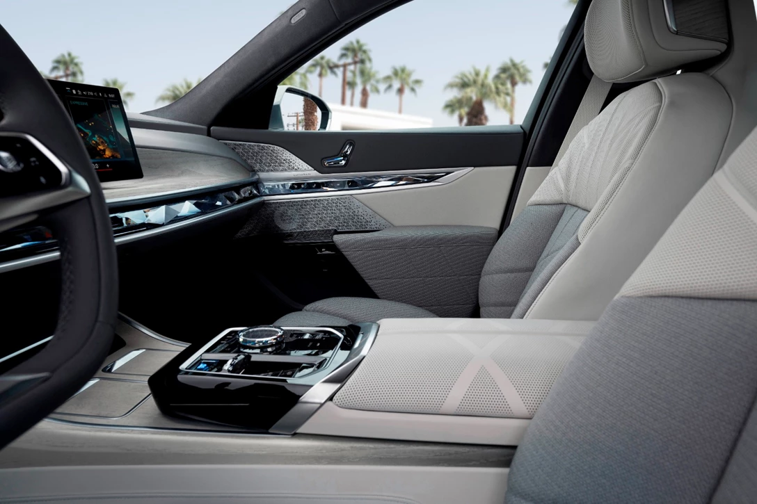 1670799-BMW i7 xDrive Oxid Grey_081.JPG