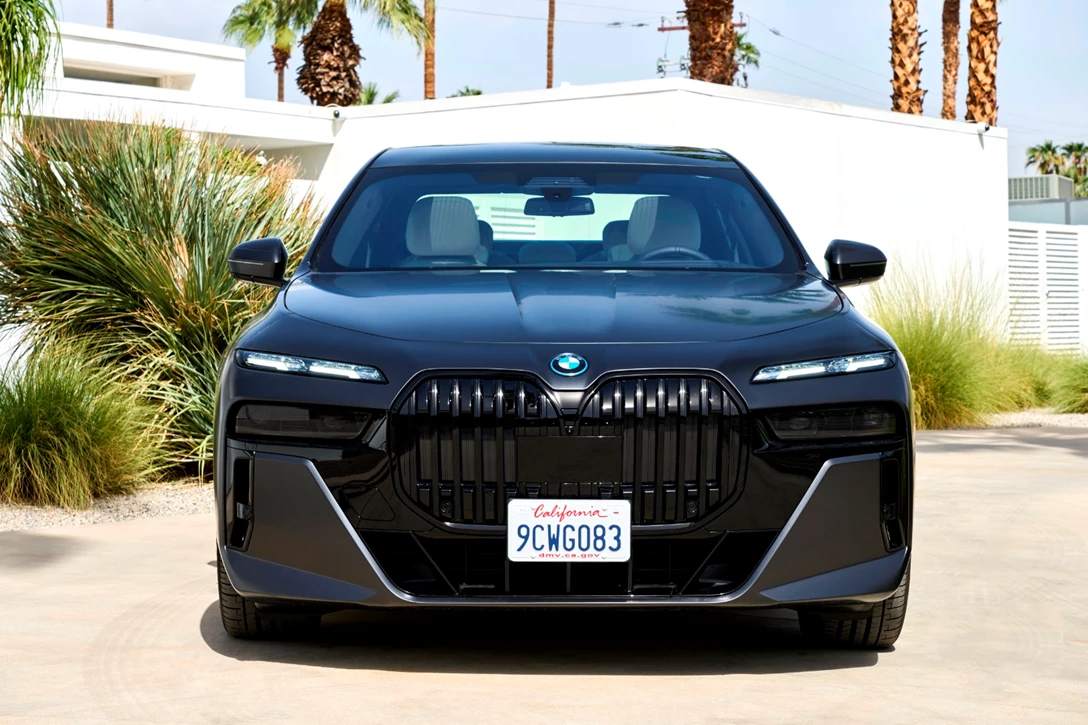 1670789-BMW i7 xDrive60 Frozen Deep Grey_040.JPG