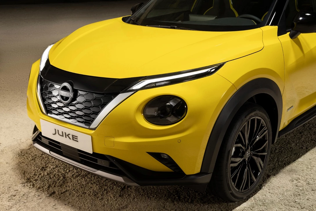 1693123-JUKE MC 2024 - Exterior _ iconic yellow body color - N-Sport - bumper view-source-min.jpg