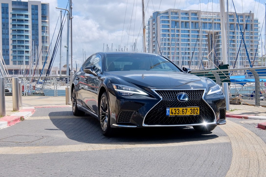 1643081-לקסוס LS מבחן דרכים - 2.jpeg