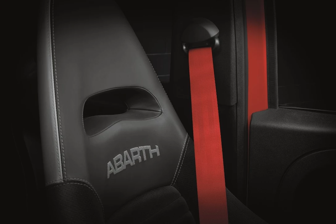 1602336-180903_Abarth_595MY190111ROsso.jpg