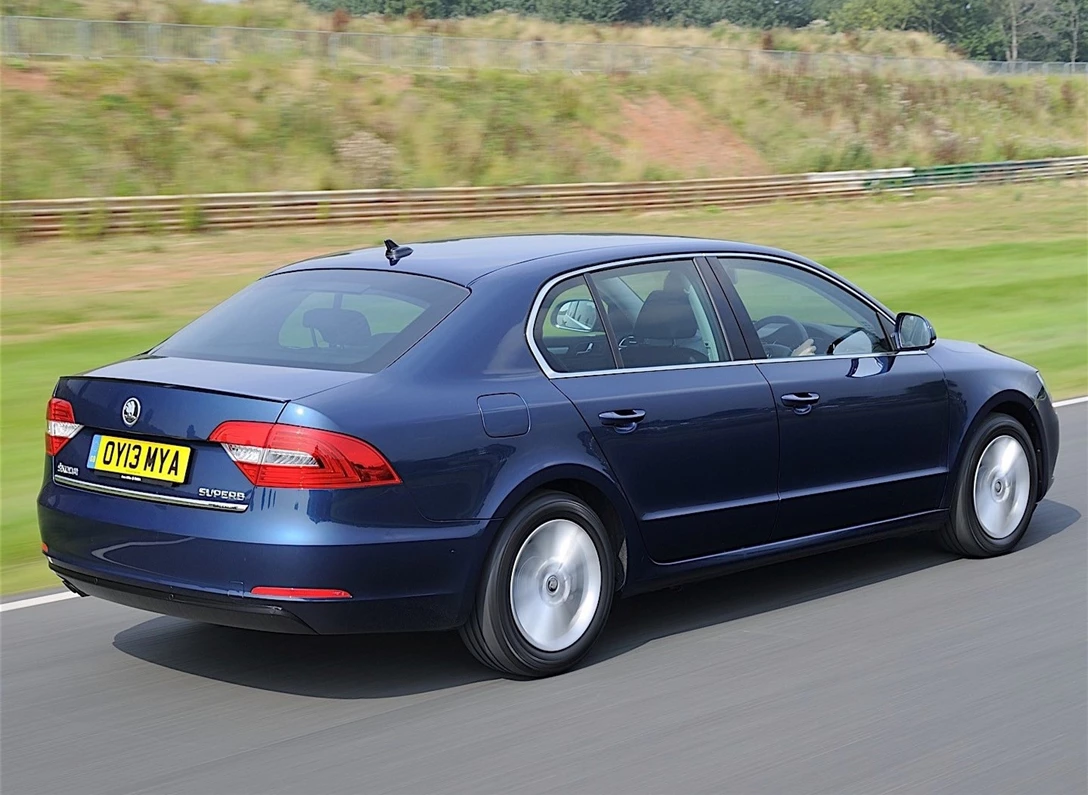 1647620-Skoda-Superb-2013-04.jpg