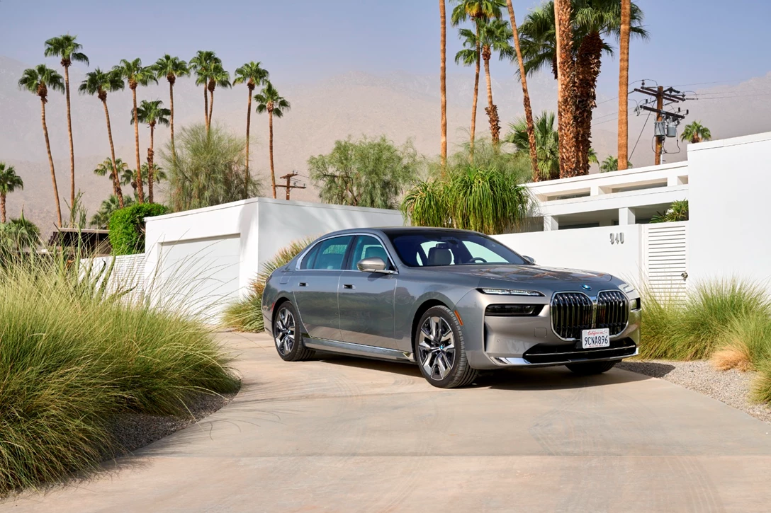 1670745-BMW i7 xDrive Oxid Grey_026.JPG