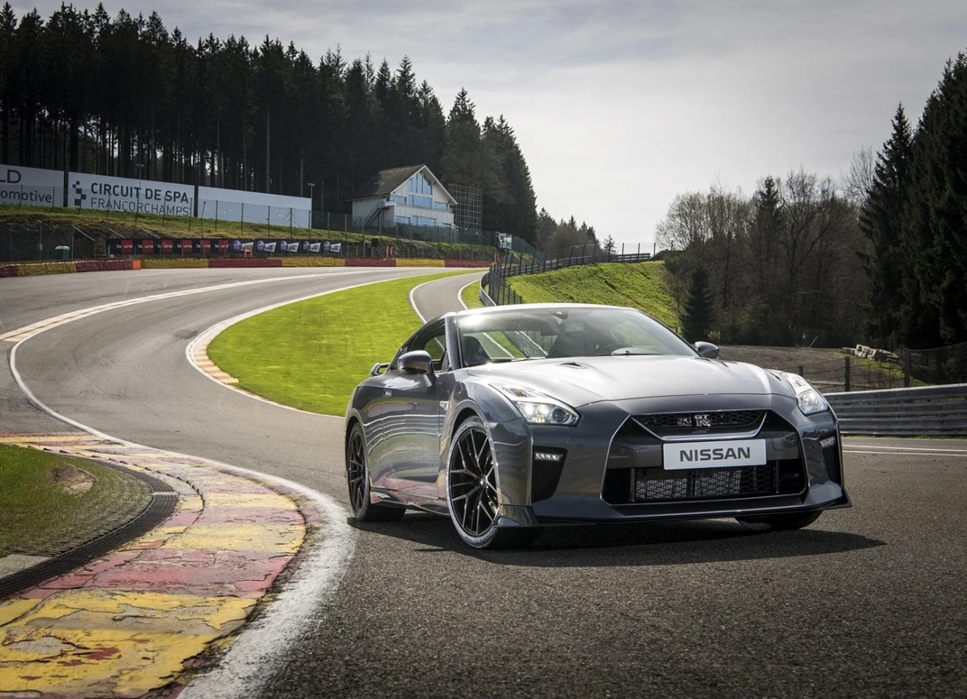 1672396-Nissan-GT-R-2017-01.jpg