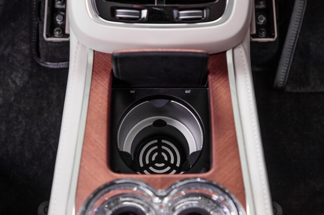 1646676-2018-Volvo-XC90-T8-Excellence-rear-center-console-02.jpg