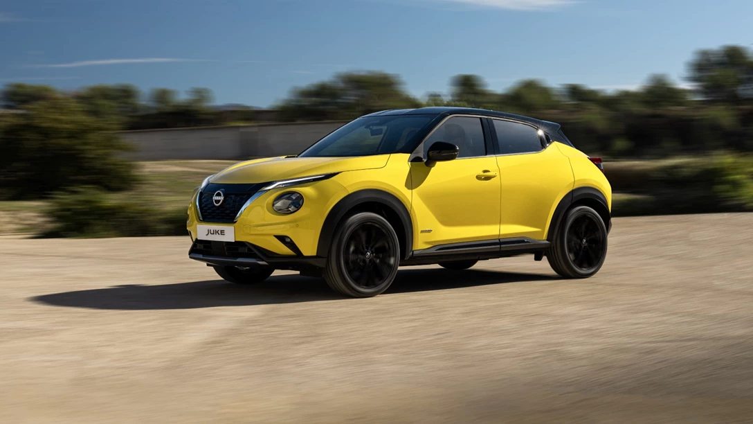 1693124-JUKE MC 2024 - Exterior _ iconic yellow body color - N-Sport - dynamic front view-source-min.jpg