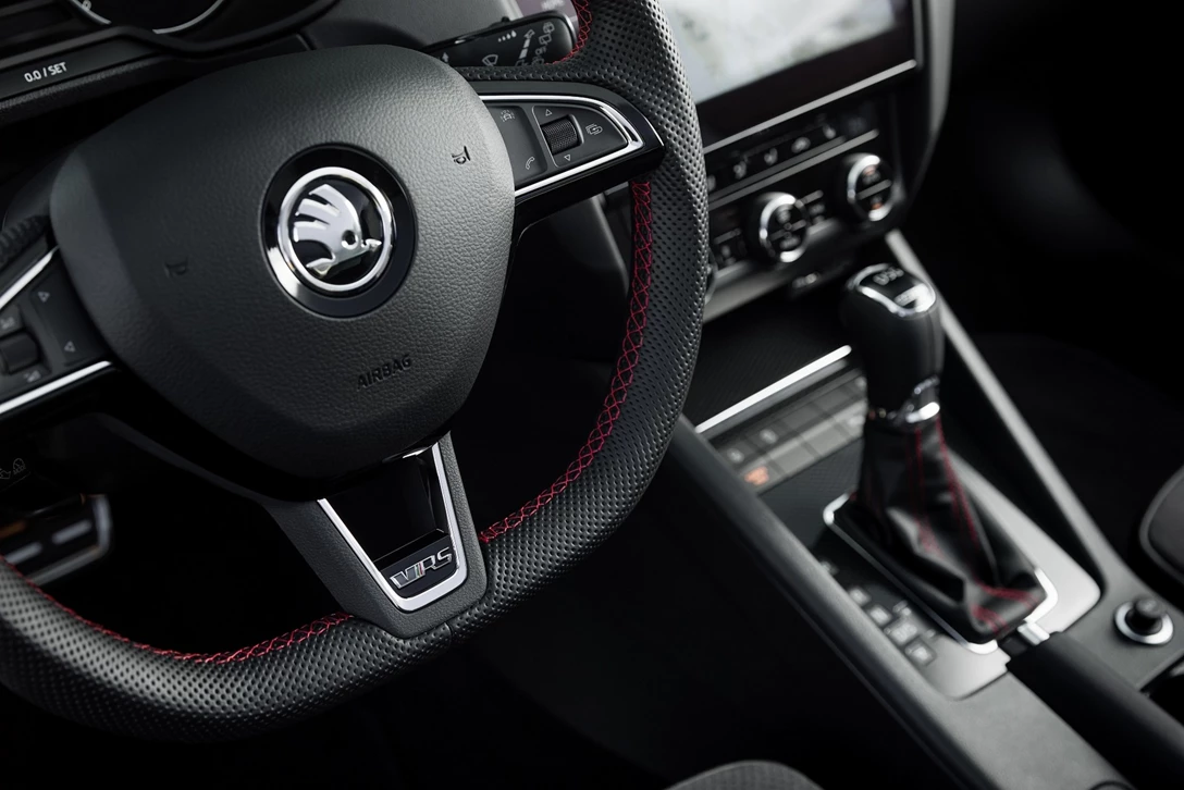 1590482-סקודה אוקטביה RS245 (1).jpg