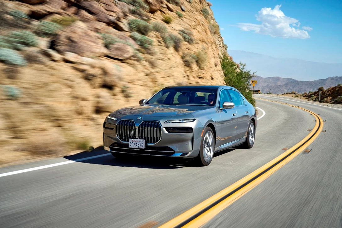 1670735-BMW i7 xDrive Oxid Grey_010.JPG