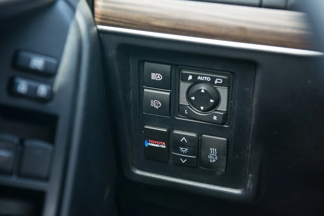 1601910-טויוטה לנד קרוזר 2018 (10).jpg