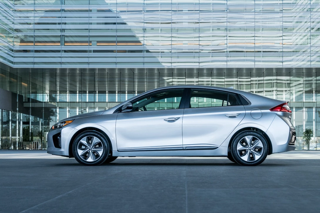 1609210-46645_2017_Ioniq_Electric_Vehicle_EV.jpg