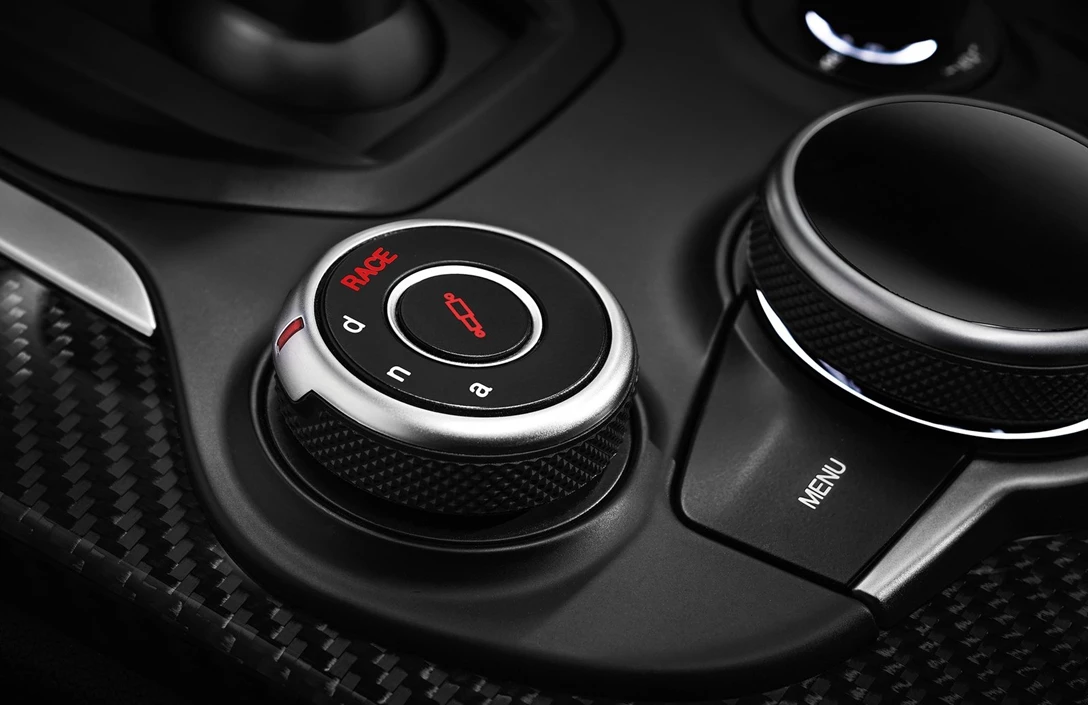 1592924-13-אלפא רומיאו סטלביו תלתן ירוק (12).jpg