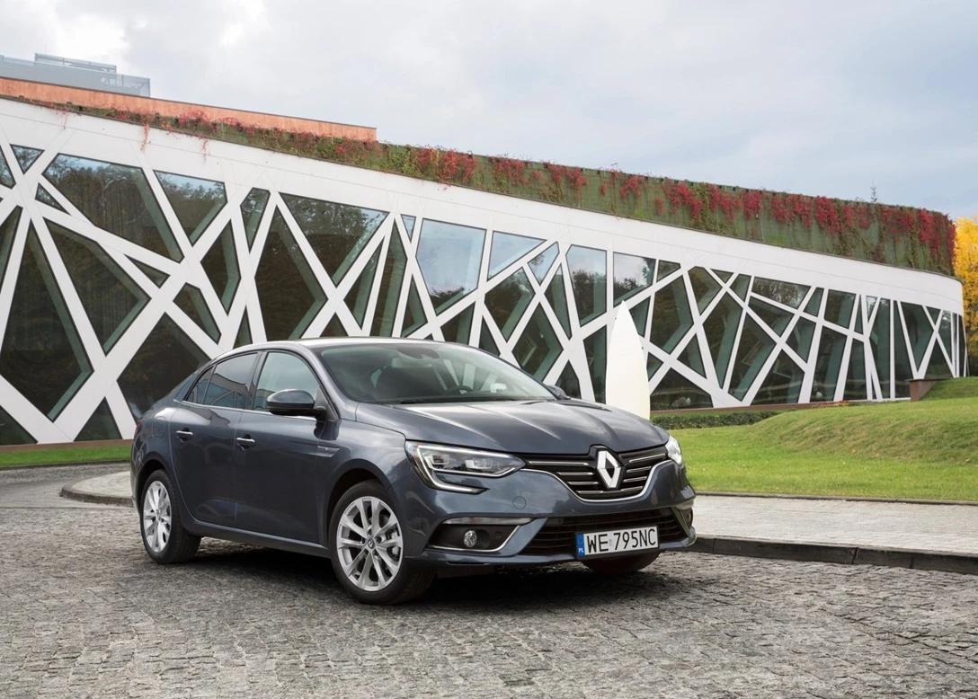 1645804-Renault-Megane_Sedan-2017-1600-09.jpg