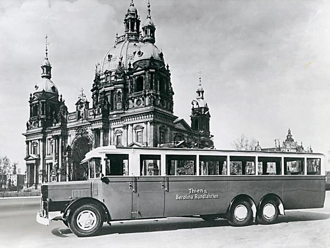 1643139-01-Touring Berlin on an MAN bus in 1929.jpg