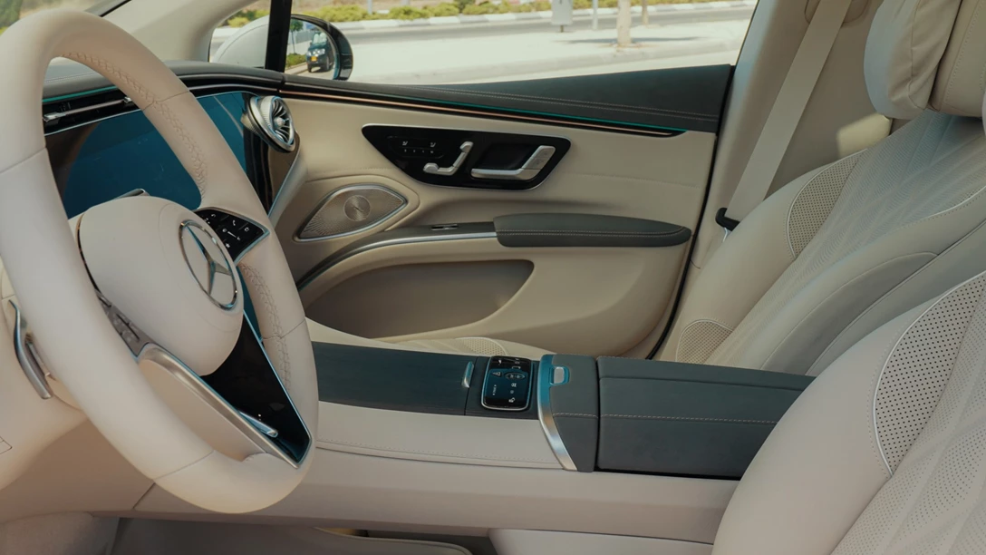 1679125-Mercedes-Benz EQS.00_02_41_11.Still005 copy-min.jpg