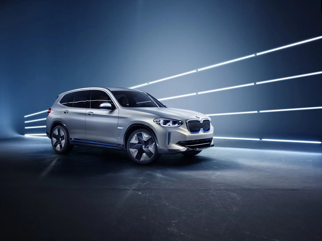 1594635-P90301493_highRes_bmw-concept-ix3-04-2.jpg