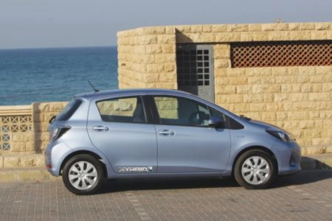 1585571-Toyota Yarid Hybrid profile small Elgazi.jpg