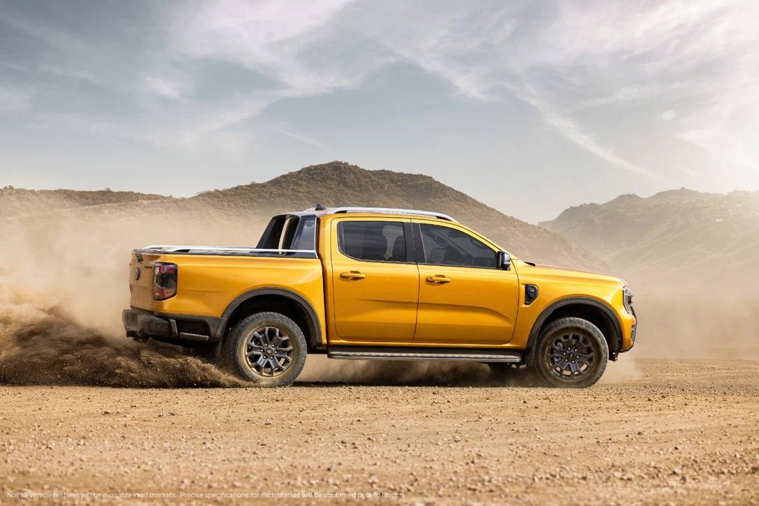 1653084-2022Ford_NextGenRanger_Wildtrak_side_motion_sand.jpg