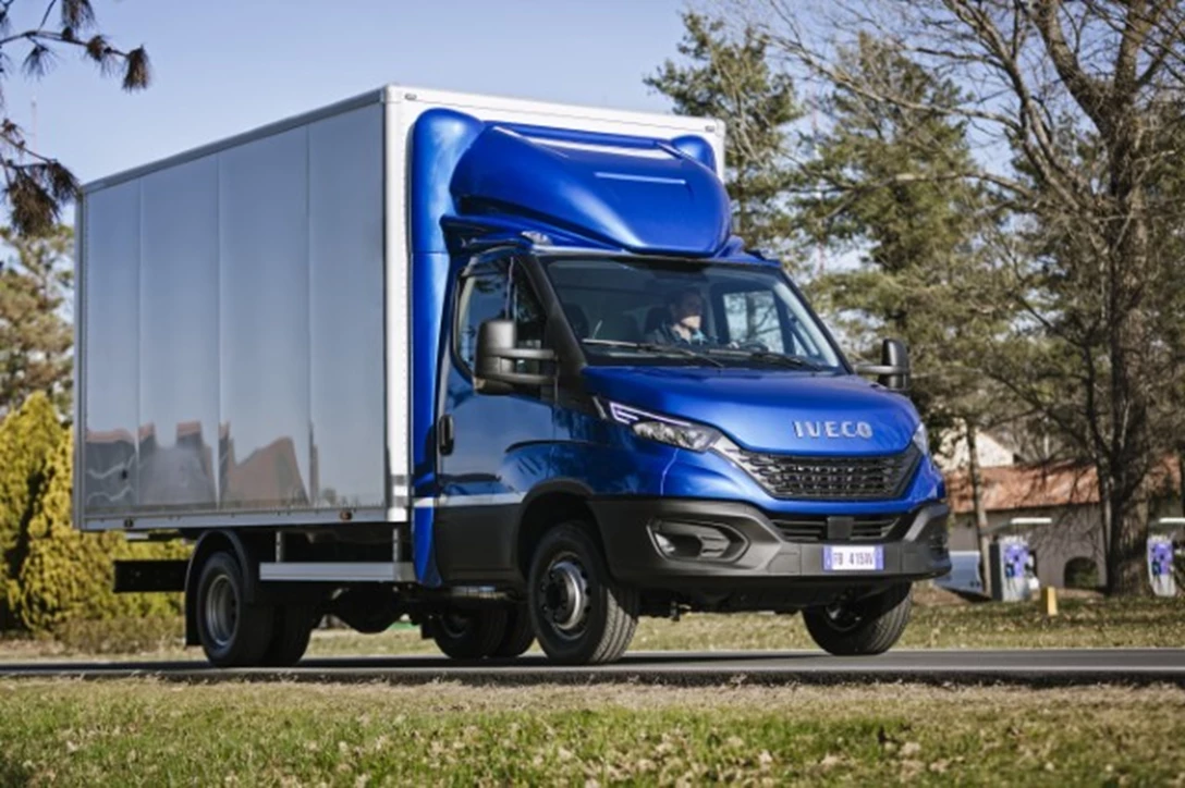 1614707-09-iveco_newdaily_cabbox_jpg.jpg