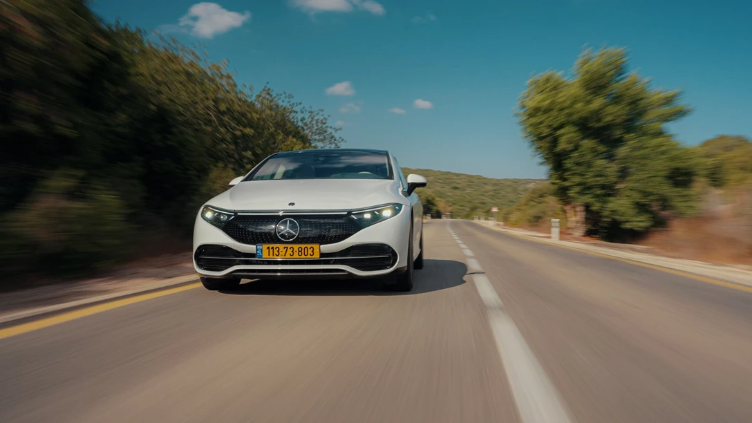 1679127-Mercedes-Benz EQS.00_07_14_00.Still007 copy-min.jpg